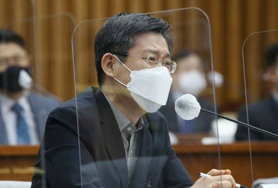 정구집 라임자산 피해자대책위원회 공동대표가 5월 7일 서울 여의도 국회에서 열린 김부겸 국무총리 후보자 인사청문회에 증인으로 출석해 의원들의 질의에 답변하며 울먹이고 있다. 연합뉴스