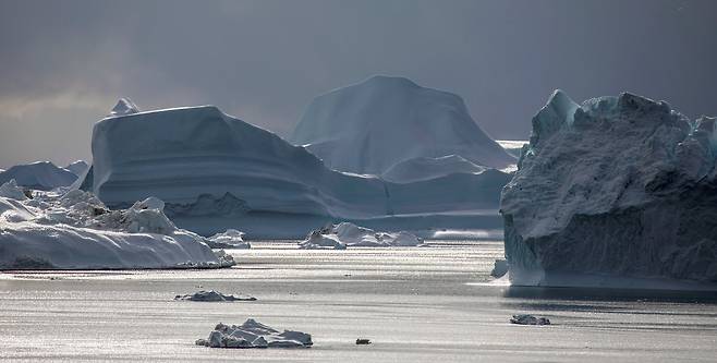 일루리삿 앞바다에 떠 있는 빙산들. 지난 14일 풍경이다. 로이터=연합뉴스