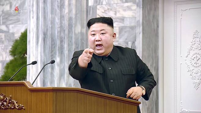 올해 2월 12일에 보도된 조선중앙TV 화면에 등장한 김정은 북한 국무위원장의 모습. 조선중앙TV