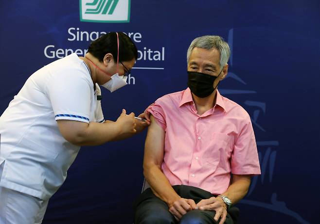 리셴룽 싱가포르 총리가 지난 17일 코로나19 백신 부스터샷을 맞고 있다. /로이터·연합뉴스