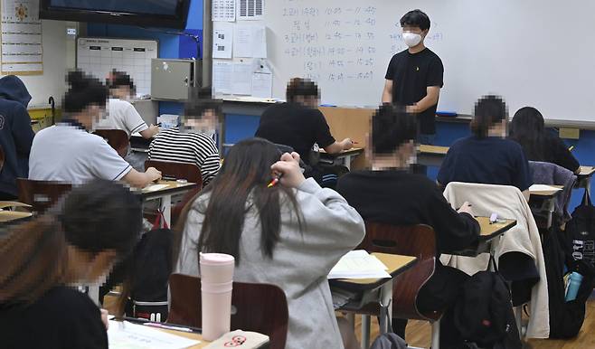 2022학년도 대학수학능력시험을 앞두고 지난 1일 수능 모의평가가 전국적으로 시행돼 서울 여의도여자고등학교 고3학생들이 1교시 시험을 보고 있다. [연합]