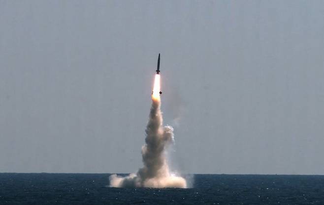 우리나라가 자체 개발한 잠수함발사탄도미사일(SLBM)의 잠수함 발사시험이 15일 성공했다. 사진은 SLBM이 하늘로 치솟는 모습. 국방부 제공