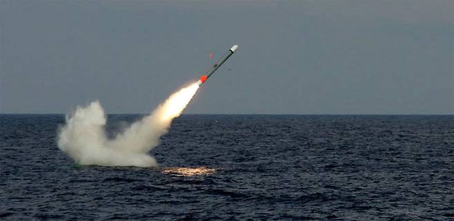 미 해군 토마호크 순항미사일이 수면 아래 잠수함에서 발사돼 솟아오르고 있다. 미 해군 제공