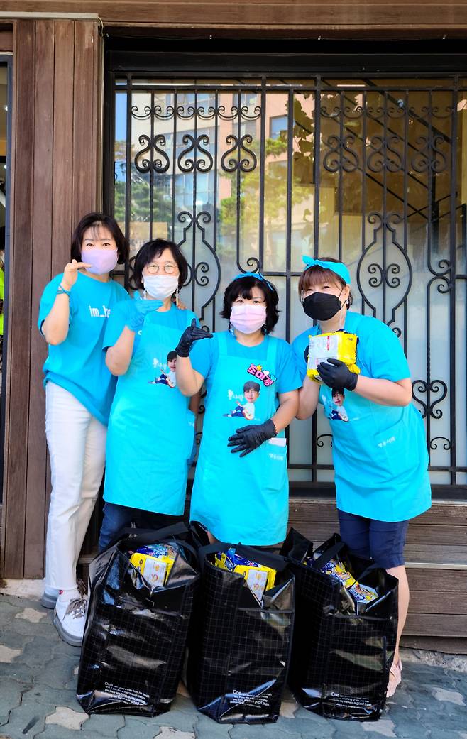 임영웅 팬들 추석 맞이 쪽방촌 봉사..비상식량·송편 전달 '따뜻한 마음나눔'