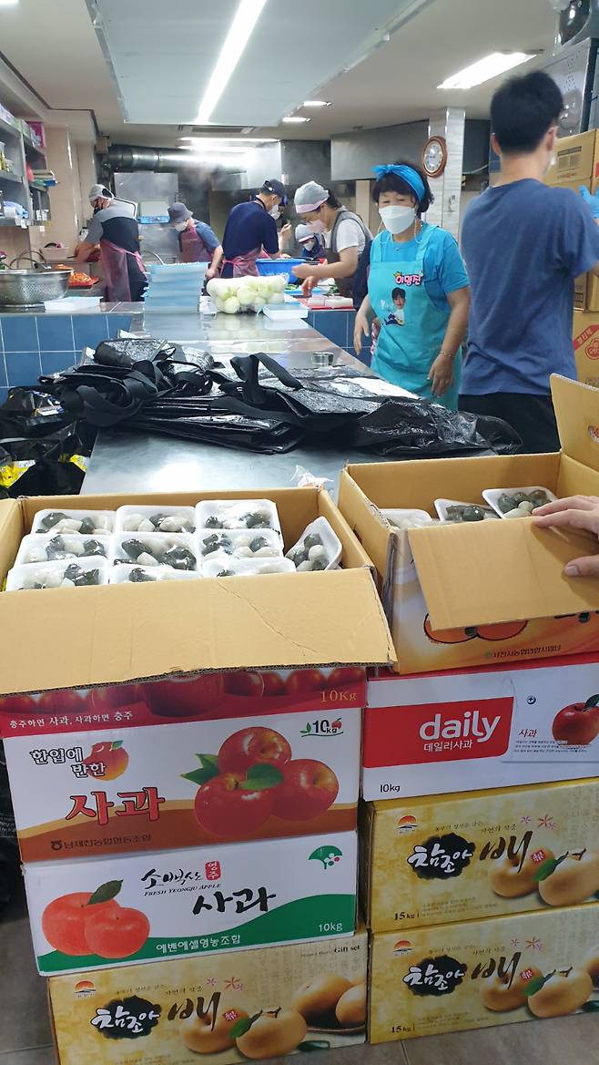 임영웅 팬들 추석 맞이 쪽방촌 봉사..비상식량·송편 전달 '따뜻한 마음나눔'