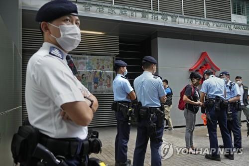 19일 홍콩에서 선거인단 선거가 진행된 가운데 한 시위자가 투표소 앞에서 경찰의 검문을 받는 모습[AP=연합뉴스]