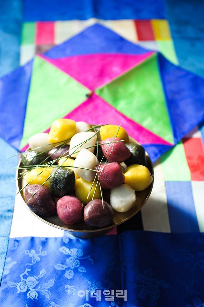 서울이나 경기 지방에서 주로 추석에 먹는 오색송편(사진=한국관광공사)