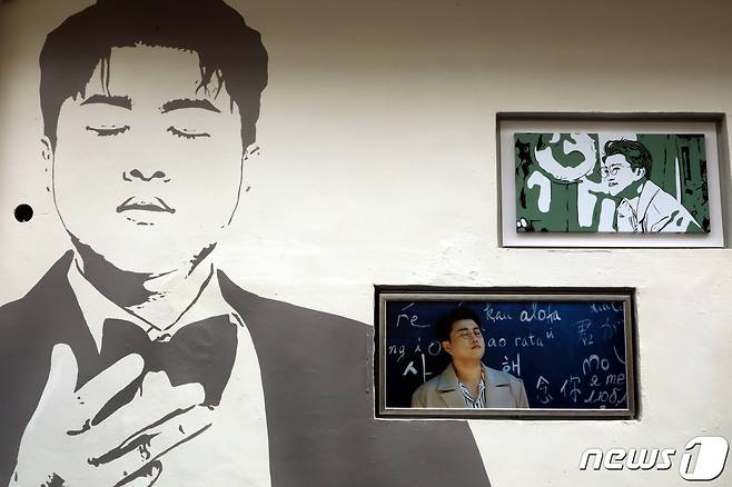 경북 김천예고 옆 교동연화지로 가는 골목길에 조성된 '트바로티 김호중 소리길' 벽에 붙여진 김호중의 사진이 팬들을 기다리고 있다. 2021.9.20/뉴스1 © News1 정우용 기자