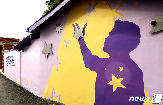 경북 김천예고 옆 교동연화지로 가는 골목길에 조성된 '트바로티 김호중 소리길' 벽에 김호중의 그림 팬들을 기다리고 있다. 2021.9.20/뉴스1 © News1 정우용 기자