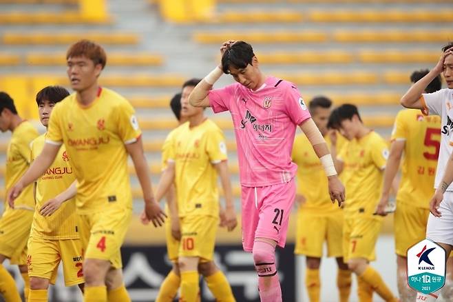 광주FC와 제주 유나이티드 선수들이 경기를 끝낸 뒤 아쉬워하고 있다.(한국프로축구연맹 제공)© 뉴스1