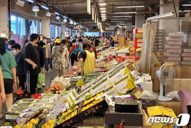 손남들로 북적이는 대덕구 오정동 오정농수산물도매시장 모습. © 뉴스1