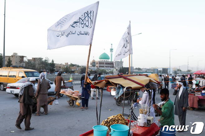 탈레반이 아프간을 점령한 가운데 전사들은 깃발을 들고 거리를 순찰하고 있다. © 로이터=뉴스1 © News1 정윤영 기자