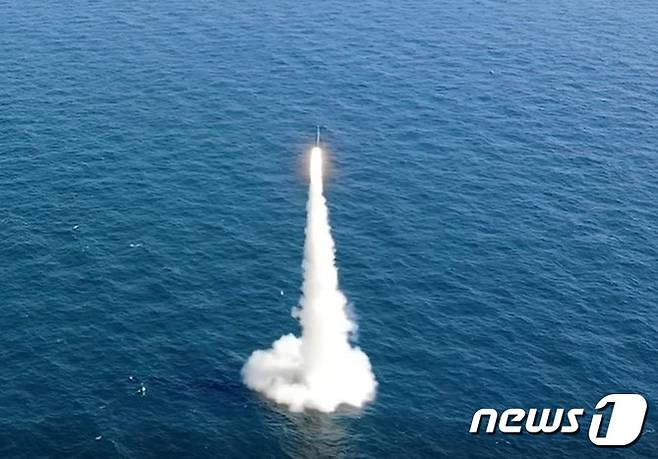 지난 15일 잠수함 '도산안창호함'에서 국산 잠수함발사탄도미사일(SLBM)이 시험발사됐다. (국방부 제공) 2021.9.15/뉴스1 © News1 이성철 기자