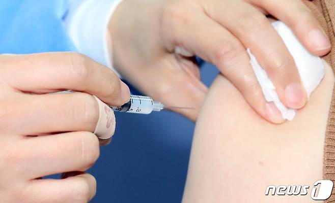 17일 충북 청주시 흥덕구에 위치한 한 병원에서 의료진이 코로나19 백신 접종을 하고 있다. © News1 장수영 기자