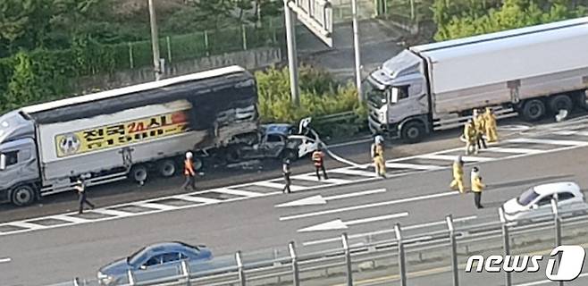 4시 27분 김포시 걸포동의 한 도로에서 승용차가 트럭을 들이 받아 화재가 발생했다. 소방당국이 화재를 진압중이다.(독자제공)2021.9.20/뉴스1 © News1 정진욱 기자