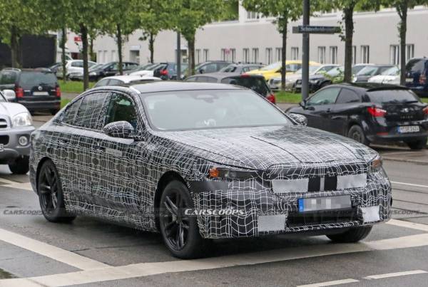 BMW 차세대 8세대 5시리즈 위장막 테스트카 (출처 ː Carscoops)
