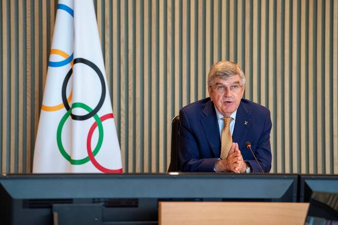 2021년 9월 8일 토마스 바흐 IOC(국제 올림픽위원회) 위원장이 스위스 로잔에서 열린 올림픽 집행위원회 화상회의에서 발언하고 있다./로이터 연합뉴스