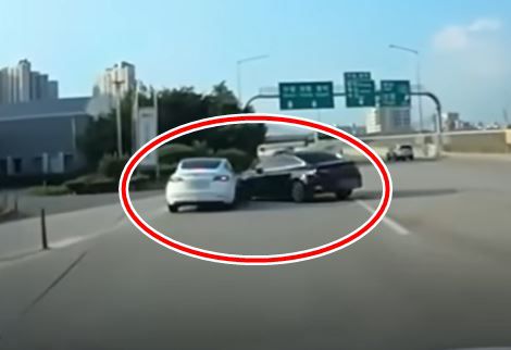 지난달 5일 테슬라 차량이 고속도로 요금소를 통과한 후 2차선에서 1차선으로 진입을 시도하는 K5와 충돌했다/유튜브 '한문철TV'