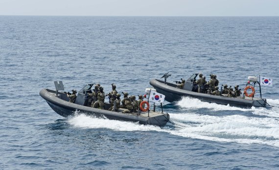 아덴만 해역에서 선박 안전호송과 우리국민 보호 임무를 수행하고 있는 청해부대 장병들이 고속단정(RIB) 기동훈련을 하고 있다. 사진=합참 제공