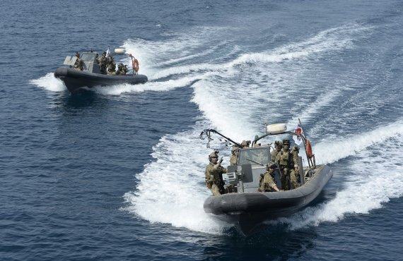 아덴만 해역에서 선박 안전호송과 우리국민 보호 임무를 수행하고 있는 청해부대 장병들이 고속단정(RIB) 2대가 기동훈련을 하고 있다. 사진=합참 제공