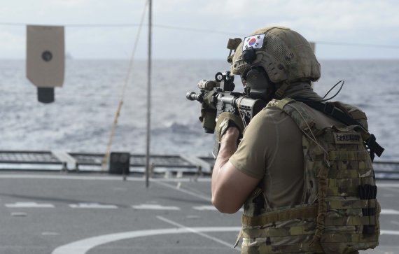 아덴만 해역에서 선박 안전호송과 우리국민 보호 임무를 수행하고 있는 청해부대가 함상사격훈련을 하는 모습. 사진=합참 제공