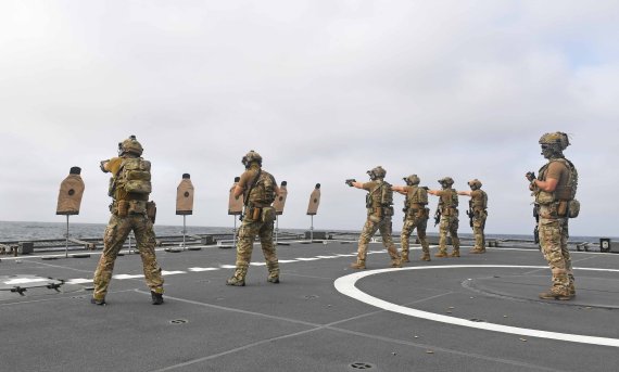아덴만 해역에서 선박 안전호송과 우리국민 보호 임무를 수행하고 있는 청해부대가 함상사격훈련을 하는 모습. 사진=합참 제공