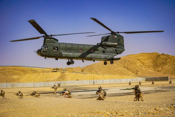 아랍에미리트(UAE)에 파병된 아크부대 특수전팀이 한·UAE 연합훈련에서 연합특수공중기동 습격작전을 수행하고 있다. 사진=합참 제공