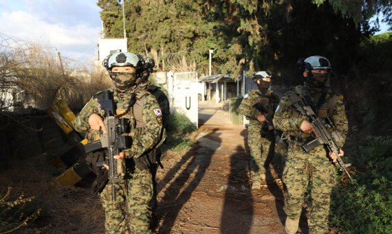 레바논에 파병된 동명부대원들이 도보정찰 임무를 수행하고 있다. 사진=합참 제공