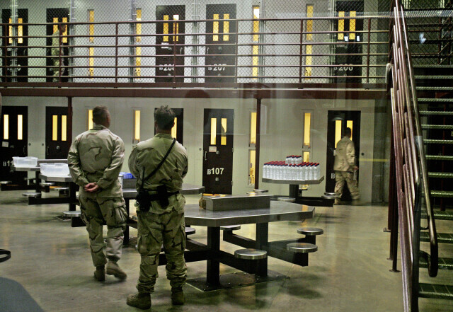 관타나모 수용소에서 2007년 10월 교도관들이 경비를 서고 있다. 관타나모/AP 뉴시스