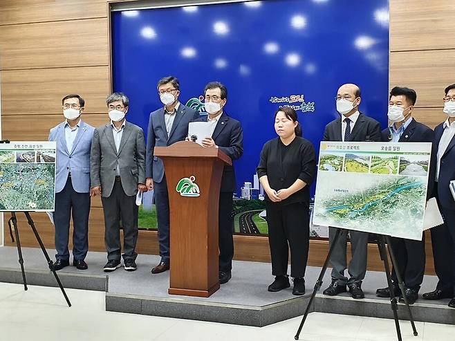 이시종 충북지사(왼쪽 넷째)가 14일 충북도청에서 미호강 프로젝트 계획을 발표하고 있다. 오윤주 기자