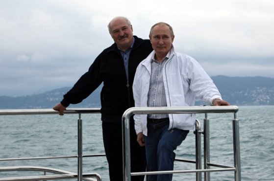 블라디미르 푸틴(오른쪽) 러시아 대통령과 알렉산드르 루카셴코 벨라루스 대통령이 지난 5월 29일(현지시간) 정상회담을 마치고 흑해 연안에서 함께 요트를 타고 있다. [AP=연합뉴스]