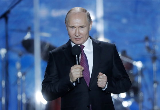 지난 2018년 3월 14일(현지시간) 대선을 나흘 앞두고 크림반도를 방문한 블라디미르 푸틴 러시아 대통령이 나히모프 광장에서 열린 크림반도 합병 행사에서 연설을 하고 있다. [타스=연합뉴스]