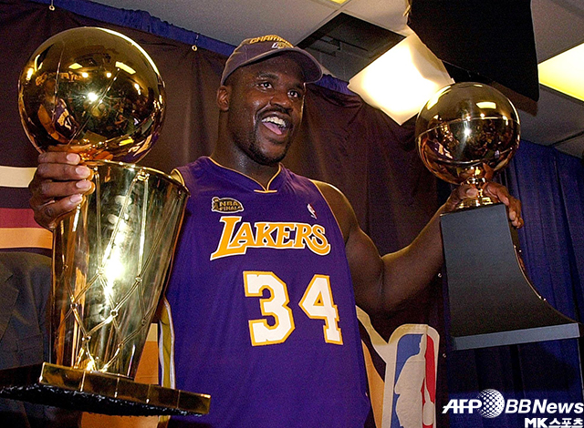 샤킬 오닐이 2001 NBA 정상에 오른 후 플레이오프 우승컵(왼쪽), 결승전 MVP(오른쪽) 트로피를 보이며 기뻐하고 있다. 사진=AFPBBNews=News1