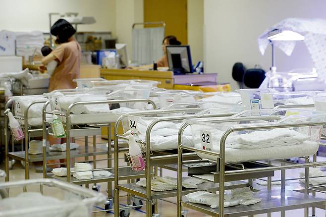 지난 8월 서울 시내 병원의 신생아실 모습. 이날 지난해 국내 출생아 수가 사상 처음으로 20만명대로 떨어진 사실이 발표됐다. /사진=뉴스1 DB