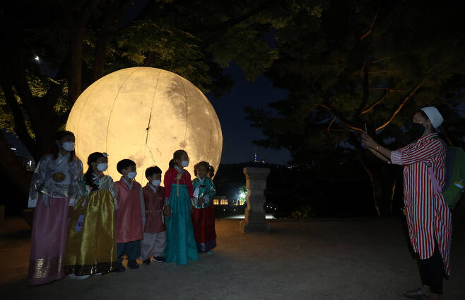 17일 오후 서울 종로구 창경궁 풍기대 주변에 대형 보름달 모형이 설치돼있다.[연합]