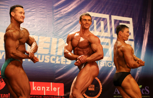 16일(현지시간) 키르기스스탄 비슈케크에서 열린 보디빌딩 선수권대회에서 남성 보디빌더들이 멋진 근육을 선보이고 있다.EPA 연합뉴스