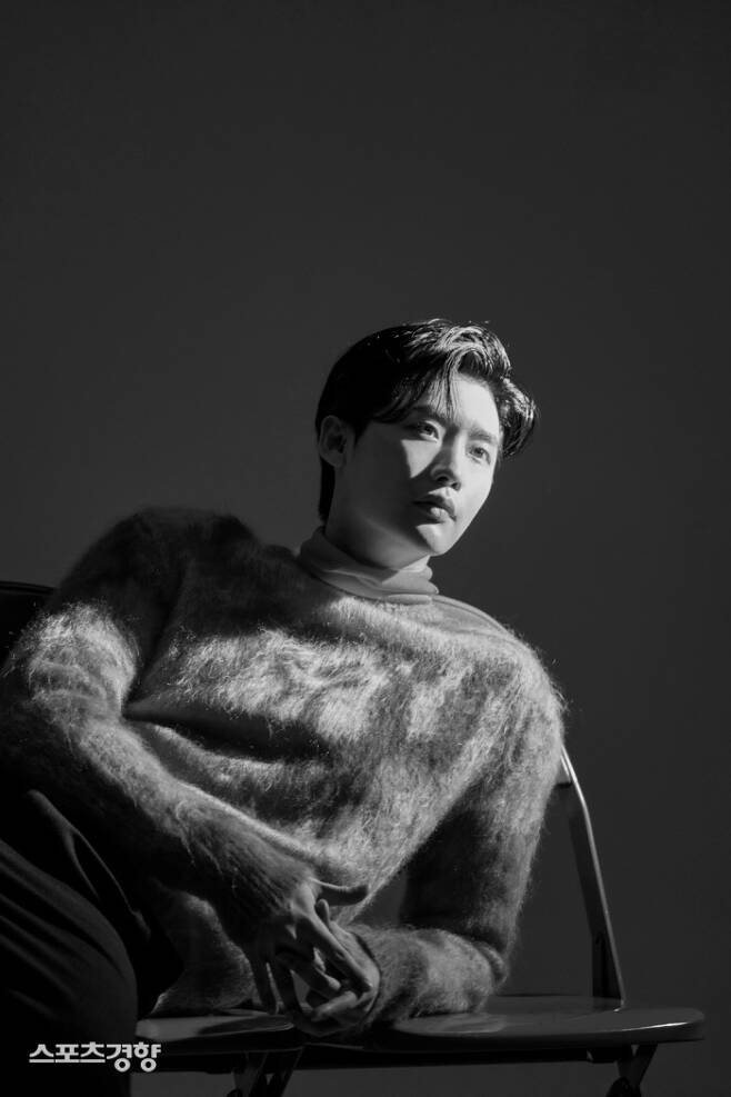 Actor Lee Jong-suk has once again proved to be a textbook of pictorials with comparative Irreplaceable You digestive power.Fans around the world are cheering for the footsteps of Irreplaceable You, which is full of love for fans.Lee Jong-suks agency A - MAN Project (Ayman Samman Project) released a behind-the-scenes photo shoot with his own sensual pose and understated charisma through official posts and SNS on the 20th.Lee Jong-suk in the public photos is attracting attention at once by not only digesting colorful design jackets and knits, but also by spewing out a unique golden ratio.Especially, his intense eyes and deep expression that look at the camera fill the frame.In another photo, Lee Jong-suk is keen on monitoring in a serious posture, with his Pacific-like broad shoulders exposed.Here, his original appearance, which combines dandy and chic, makes his eyes unobtrusive.Lee Jong-suk looked closely at the cut of the storyboard given before the shooting and finished the preparation with the image training that matches the concept of each scene.In addition, he said that he showed a professional aspect with excellent understanding that makes the points right for each place.The result of this work overwhelms those who have deepened their sensitivity to their appearance and their inner self in the picture.Lee Jong-suk made the filming scene warm with a relaxed atmosphere with a friendly and caring attitude during the waiting time of the shooting.His photo relay move is for fans around the world.This picture was worked with a famous overseas fashion magazine, and after finishing the movies witch and decibel, it appeared again in fashion picture for fans.Lee Jong-suk, who finished the two films, is expected to make 2022 Lee Jong-suks year by confirming the appearance of TVNs new drama Big Mouth and taking a full-scale filming.Lee Jong-suk, who has been continuing his activities in all aspects of film and drama as well as photography with his own differentiated actions.The performance, character synchro rate, and high-quality visuals that do not stop the development every time are raising the expectation index of fans and the public.On the other hand, behind-the-scenes cuts featuring Lee Jong-suks unique sensibility can be found at the official post of the Ayman Samman Project (http://naver.me/GQ4CHdCN).