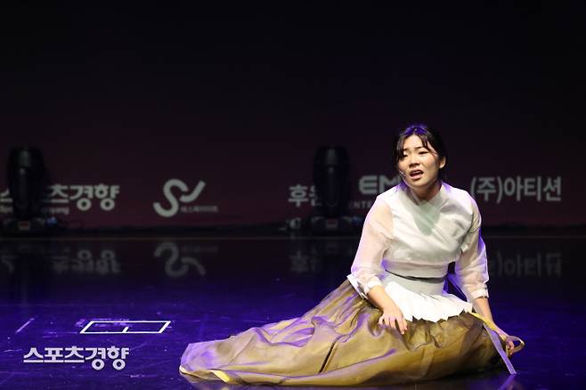 2021 경향뮤지컬 콩쿠르 본선이 열린 12일 서울 중구 경향아트힐에서 중학부 양수현양이 ‘내가 가겠소’를 열창하고 있다. 2021.09.12 정지윤 선임기자