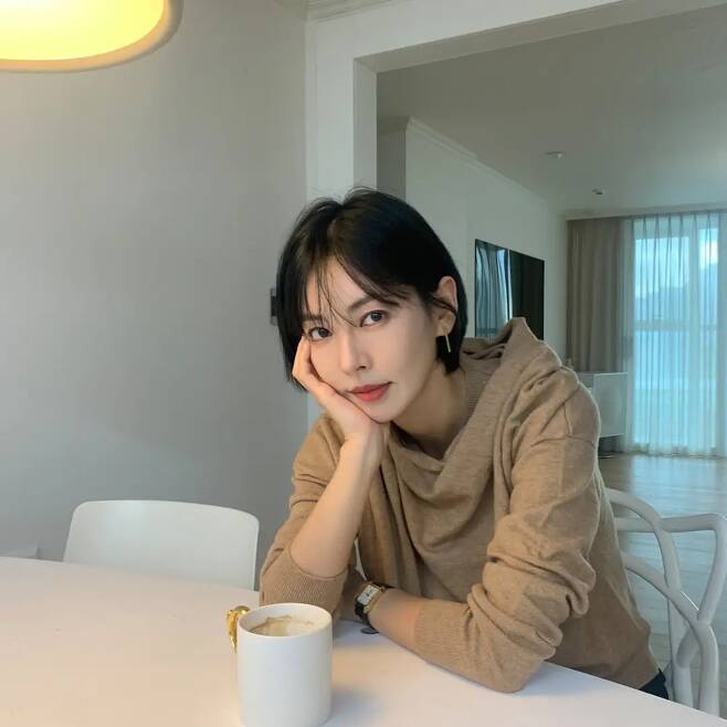 On the morning of the 20th, Kim So-yeon posted a picture on his instagram without any explanation.Kim So-yeon in the public photo is posing with his arm in front of the table.Many people are attracted to his elegant appearance, which shows the short cut hairstyle by shaking off the appearance of Chun Seo-jin in the drama.Meanwhile, Kim So-yeon, who was born in 1980 and is 41 years old, married Actor Lee Sang-woo in 2017 and recently played Chun Seo-jin in the End Drama Penthouse 3.Photo: Kim So-yeon Instagram
