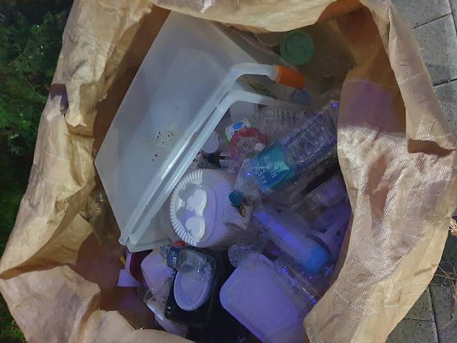 한데 모여있는 플라스틱들 (서울=연합뉴스) 김은경 기자 = 경기도 하남시 한 아파트의 분리수거 배출 모습. 투명페트병을 별도로 분리하는 마대가 마련돼있지 않아 일반 플라스틱과 투명페트병이 한데 섞여 있다.