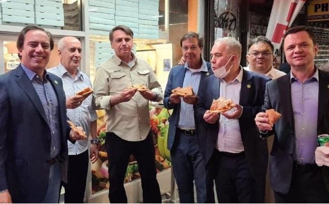 美 뉴욕 거리서 피자 먹은 브라질 대통령 보우소나루 대통령(왼쪽에서 세 번째)이 19일(현지시간) 미국 뉴욕 시내 거리에서 수행원들과 함께 피자를 먹고 있다. [지우손 마샤두 브라질 관광부 장관 인스타그램, 재판매 및 DB 금지]