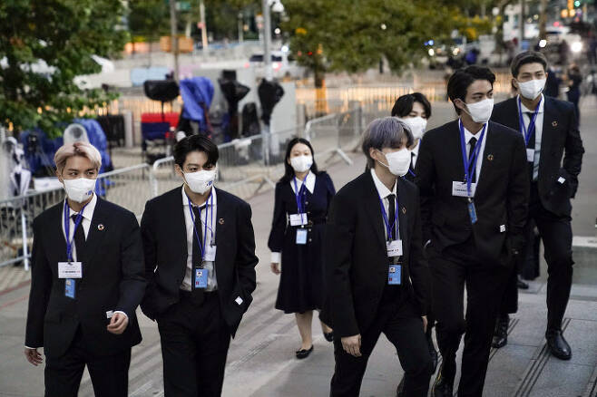 BTS 멤버들이 20일 제76차 유엔 총회가 열린 뉴욕 유엔 본부의 보안 검색대에 도착하고 있다 (사진=AP/뉴시스)