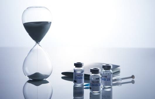 코로나19의 끊임없는 변이 바이러스의 등장으로 돌파감염이 잇따라 발생하게 되면서 부스터샷의 필요성에 대한 논쟁이 일어나고 있다