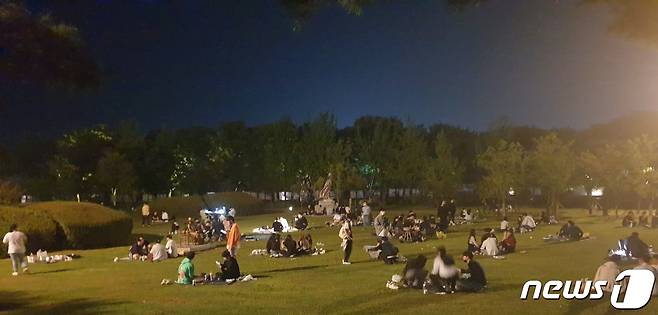 밤 10시만 되면 커다란 술판으로 변하는 강원 춘천 의암공원.© 뉴스1