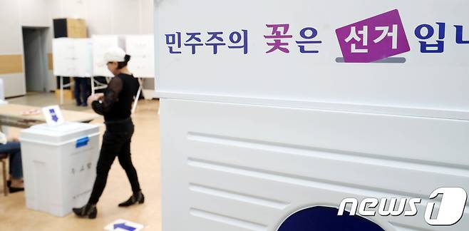 2018년 6·13 지방선거 투표일인 13일 오전 광주 남구 양림동 행정복지센터에 마련된 투표소에서 시민들이 투표를 하고 있다.2018.6.13/뉴스1 © News1