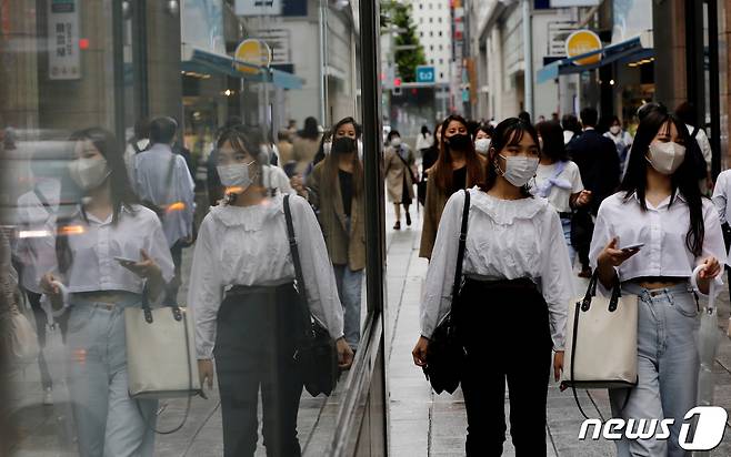 마스크를 착용한 행인들이 도쿄의 거리를 걷고 있다. © 로이터=뉴스1