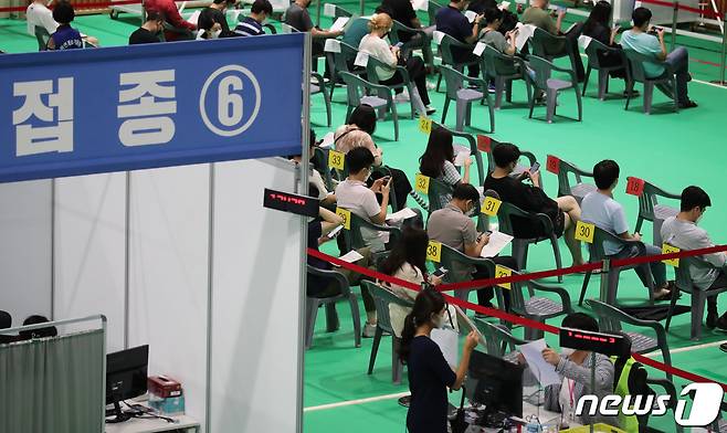 대전 유성구 코로나19 백신예방접종센터에서 접종을 받은 시민들이 이상반응 관찰구역에서 대기하고 있는 모습. ©News1 김기태 기자