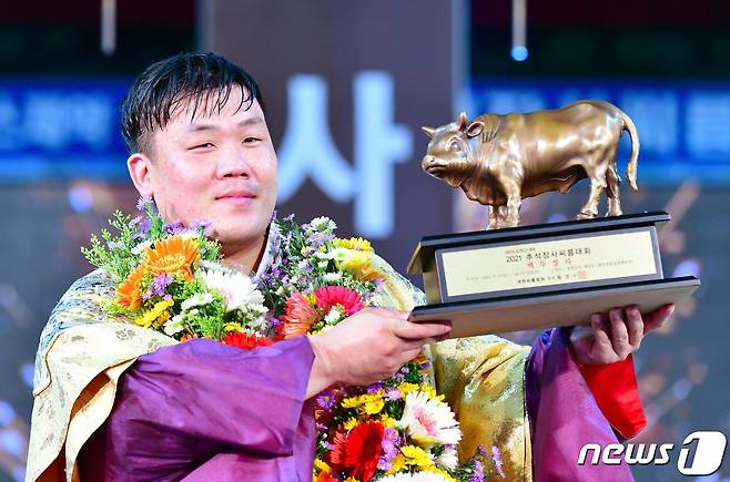 21일 충남 태안군 태안종합실내체육관에서 열린 위더스 제약 2021 추석장사씨름대회 백두장사(140kg 이하)에 등극한 김진(증평군청)이 황소트로피를 들어보이고 있다. (대한씨름협회 제공) 2021.9.21/뉴스1