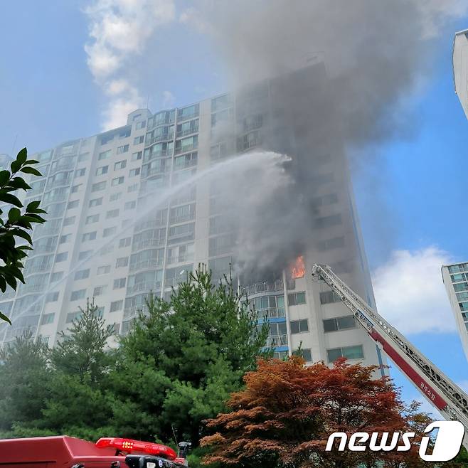 아파트 화재 2021.8.5/뉴스1 © News1