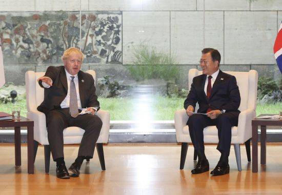 문재인 대통령이 20일(현지시각) 뉴욕 주유엔대표부 양자회담장에서 보리스 존슨 영국 총리와 정상회담을 하고 있다.